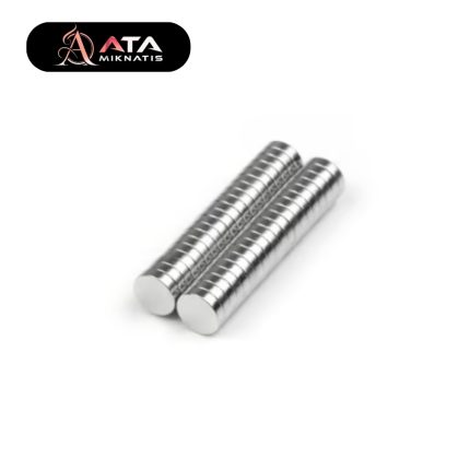 Geniş yüzey alanı sayesinde metal yüzeylerde pratik montaj sağlar. Kapak sabitleme ve aksesuar çözümleri için idealdir.